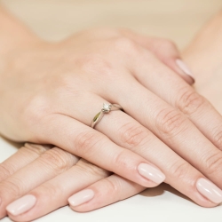 Pierścionek zaręczynowy z żółtego złota z diamentem 0,12ct Fire Of Love  BW-171