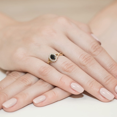 Przejdź do produktu Pierścionek zaręczynowy z żółtego złota z szafirem i diamentami 0,12ct Fire Of Love