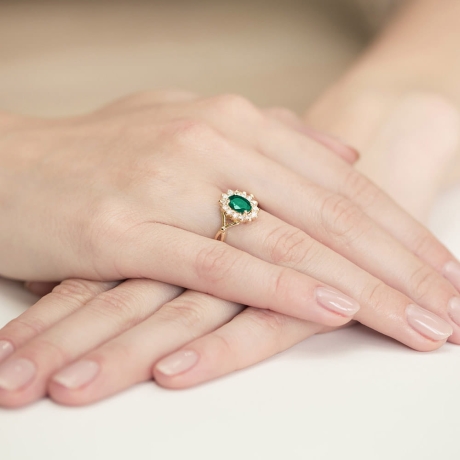Przejdź do produktu Pierścionek zaręczynowy z żółtego złota z szmaragdem i diamentami 0,28ct Fire Of Love