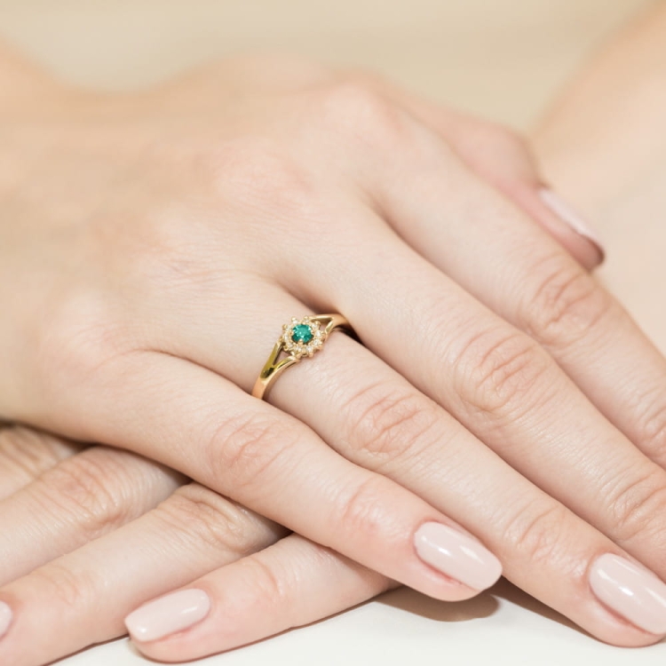 Pierścionek zaręczynowy z żółtego złota z szmaragdem i diamentami 0,09ct Fire Of Love BW-185-szmaragd