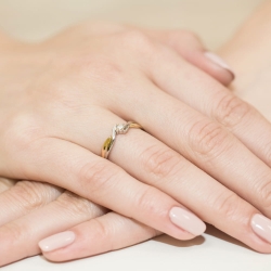 Pierścionek zaręczynowy z żółtego złota z diamentem 0,10ct Fire Of Love BW-208-0,10ct