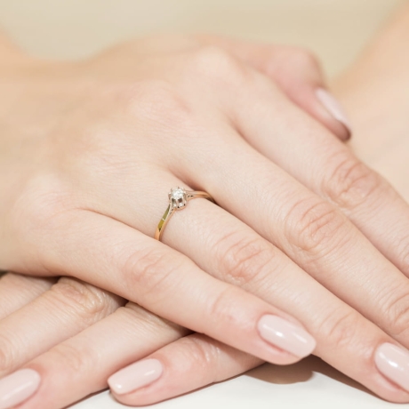 Przejdź do produktu Pierścionek zaręczynowy z żółtego złota z diamentem 0,08ct Fire Of Love