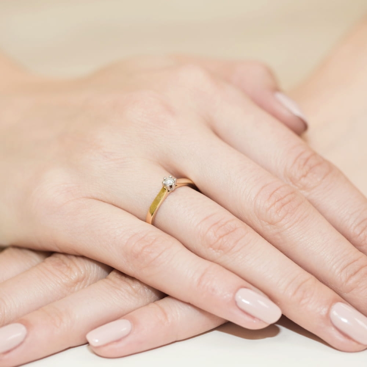Pierścionek zaręczynowy z żółtego złota z diamentem 0,10ct Fire Of Love BW-222-0,10ct