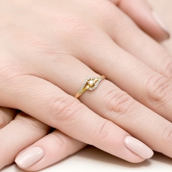 Pierścionek zaręczynowy z żółtego złota z diamentami 0,11ct Fire Of Love BW-237