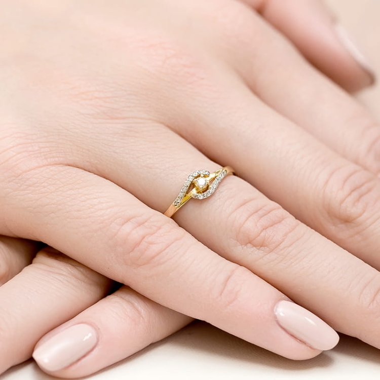 Pierścionek zaręczynowy z żółtego złota z diamentami 0,11ct Fire Of Love BW-237