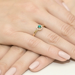 Pierścionek zaręczynowy z żółtego złota z szmaragdem i diamentami 0,08ct Fire Of Love BW-238-szmaragd