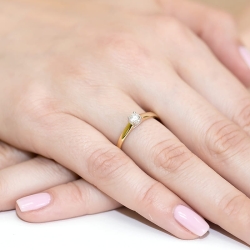 Pierścionek zaręczynowy z żółtego złota z diamentem 0,20ct Fire Of Love BW-239