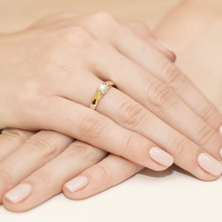 Pierścionek zaręczynowy z żółtego złota z diamentem 0,10ct Fire Of Love BW-249