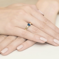 Pierścionek zaręczynowy z żółtego złota z szafirem i diamentami 0,08ct Fire Of Love BW-264-szafir