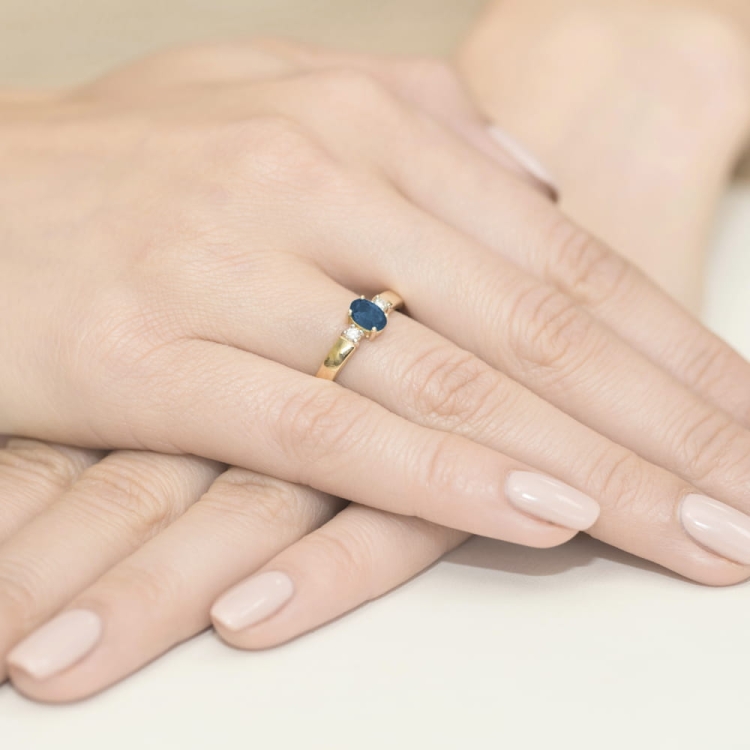 Pierścionek zaręczynowy z żółtego złota z szafirem i diamentami 0,08ct Fire Of Love BW-264-szafir