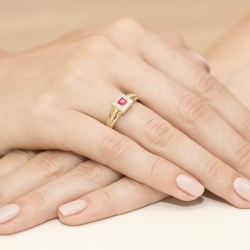 Pierścionek zaręczynowy z żółtego złota z rubinem i diamentami 0,14ct Fire Of Love BW-271-rubin