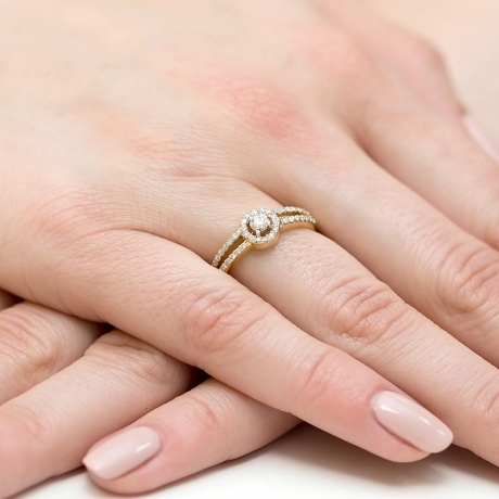 Przejdź do produktu Pierścionek zaręczynowy z żółtego złota z diamentami 0,31ct Fire Of Love
