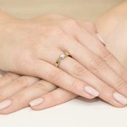 Pierścionek zaręczynowy z żółtego złota z diamentem 0,15ct Fire Of Love BW-278