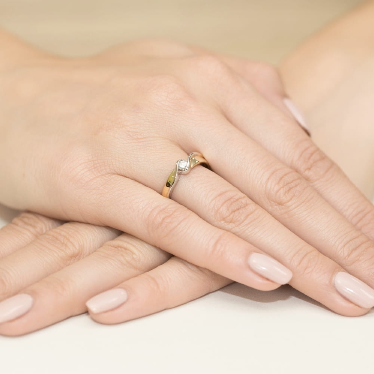 Pierścionek zaręczynowy z żółtego złota z diamentem 0,15ct Fire Of Love BW-278