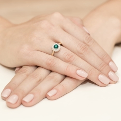 Pierścionek zaręczynowy z żółtego złota z szmaragdem i diamentami 0,17ct Fire Of Love BW-284-szmaragd