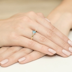 Pierścionek zaręczynowy z żółtego złota z topazem i diamentami 0,05ct Fire Of Love BW-301-topaz