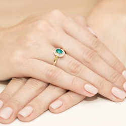 Pierścionek zaręczynowy z żółtego złota z szmaragdem i diamentami 0,07ct Fire Of Love BW-304-szmaragd
