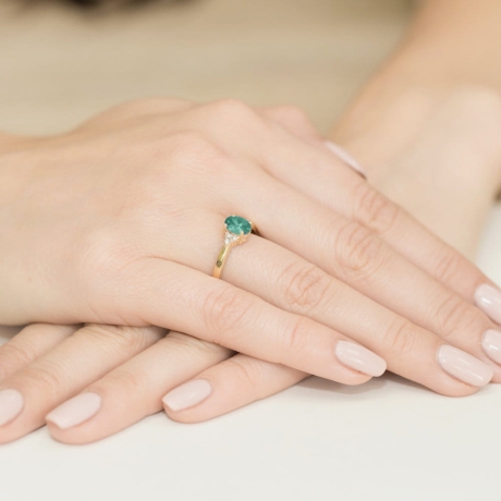 Przejdź do produktu Pierścionek zaręczynowy z żółtego złota z szmaragdem i diamentami 0,05ct Fire Of Love 