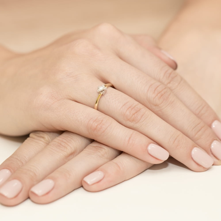 Pierścionek zaręczynowy z żółtego złota z diamentem 0,10ct Fire Of Love BW-318