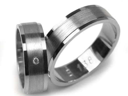 Obrączki ślubne z białego złota płaskie z cyrkonią 6mm Estetic E138-b