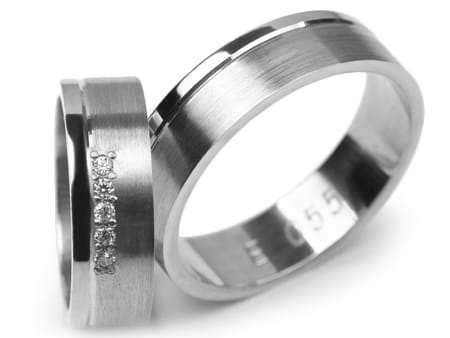 Obrączki ślubne z białego złota płaskie z cyrkoniami 6mm Estetic E055-b