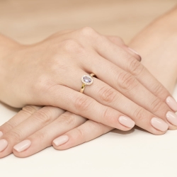 Pierścionek zaręczynowy z żółtego złota z tanzanitem i diamentami 0,08ct Fire Of Love  BW-330-tanzanit
