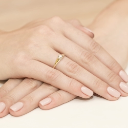Pierścionek zaręczynowy z żółtego złota z diamentem 0,10ct Fire Of Love BW-331