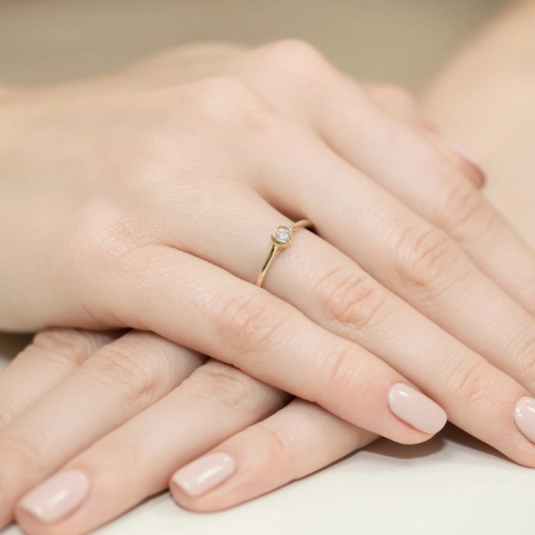 Pierścionek zaręczynowy z żółtego złota z diamentem 0,09ct Fire Of Love BW-370