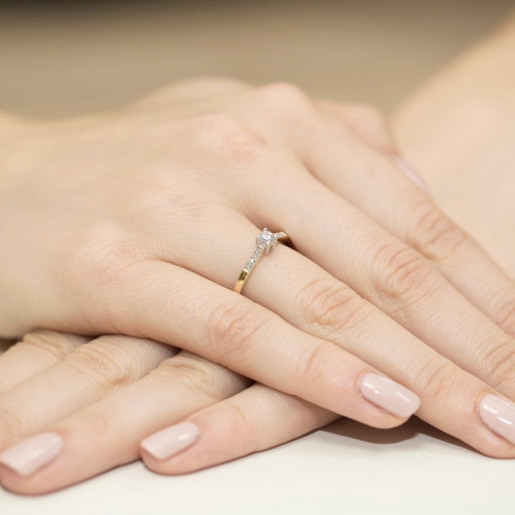 Pierścionek zaręczynowy z żółtego złota z diamentami 0,22ct Fire Of Love BW-382