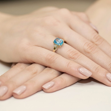 Przejdź do produktu Pierścionek zaręczynowy z żółtego złota z topazem i diamentami 0,01ct Fire Of Love 