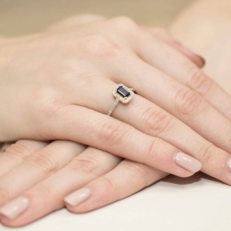 Pierścionek zaręczynowy z żółtego złota z szafirem i diamentami 0,19ct Fire Of Love BW-403-szafir