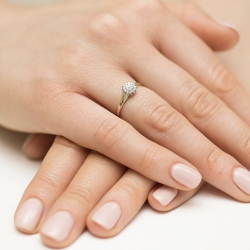 Pierścionek zaręczynowy z żółtego złota z diamentami 0,11ct Fire Of Love BW-419