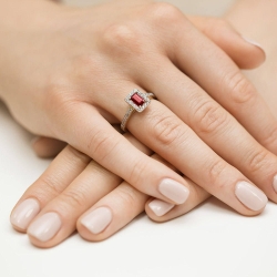 Pierścionek zaręczynowy z żółtego złota z rubinem i diamentami 0,22ct Fire Of Love BW-422-rubin