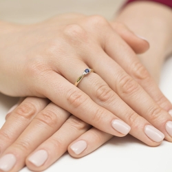 Pierścionek zaręczynowy z żółtego złota z szafirem i diamentami 0,03ct Fire Of Love BW-428-szafir