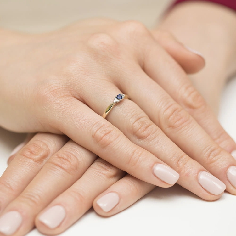 Pierścionek zaręczynowy z żółtego złota z szafirem i diamentami 0,03ct Fire Of Love BW-428-szafir