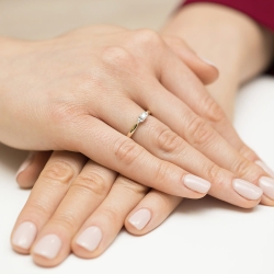 Pierścionek zaręczynowy z żółtego złota z diamentami 0,13ct Fire Of Love BW-428