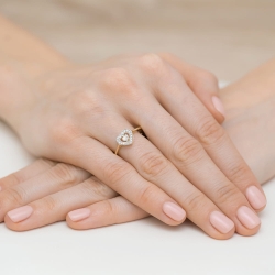 Pierścionek zaręczynowy z żółtego złota z diamentami 0,19ct Fire Of Love BW-442
