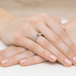 Pierścionek zaręczynowy z żółtego złota z szafirem i diamentami 0,09ct Fire Of Love BW-449-szafir