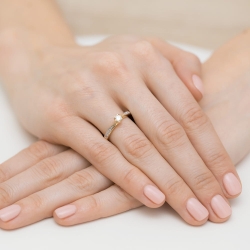 Pierścionek zaręczynowy z żółtego złota z diamentami 0,20ct Fire Of Love BW-453