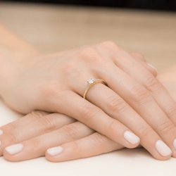 Pierścionek zaręczynowy z żółtego złota z diamentami 0,11ct Fire Of Love BW-466