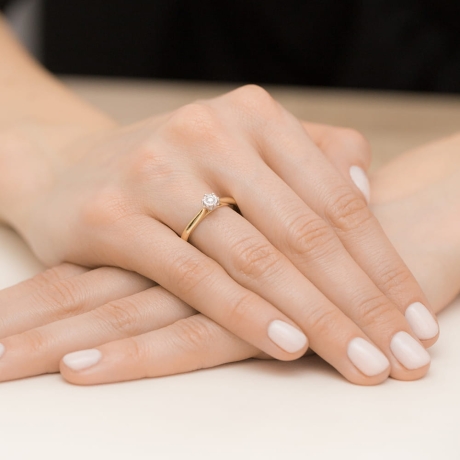 Przejdź do produktu Pierścionek zaręczynowy z żółtego złota z diamentem 0,08ct Fire Of Love