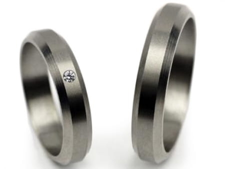 Obrączki ślubne z tytanu fazowane z cyrkonią 4mm Tytanowe T001